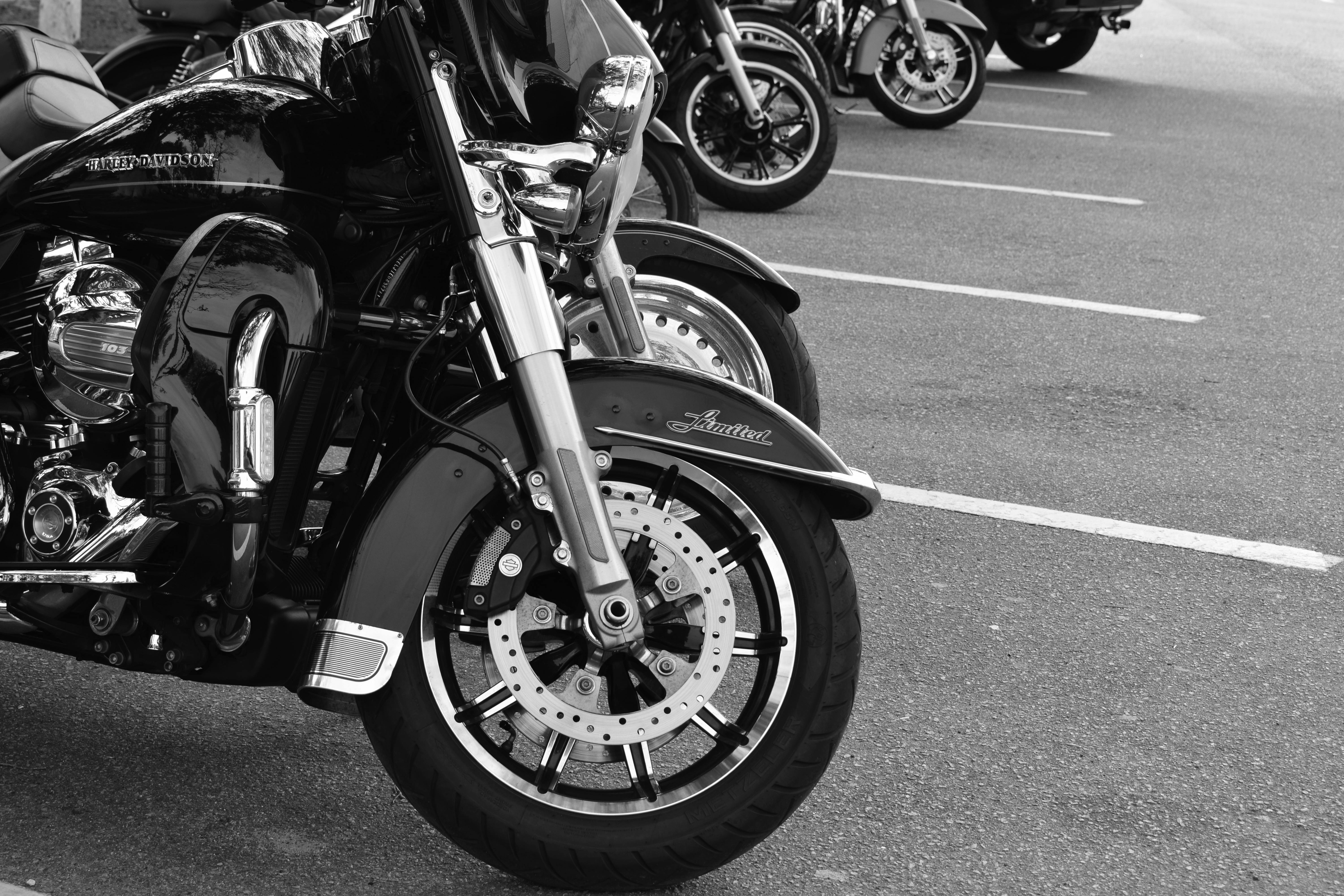 Black and white photo of Harley-Davidson motorcycles parked on an urban street in São Paulo.